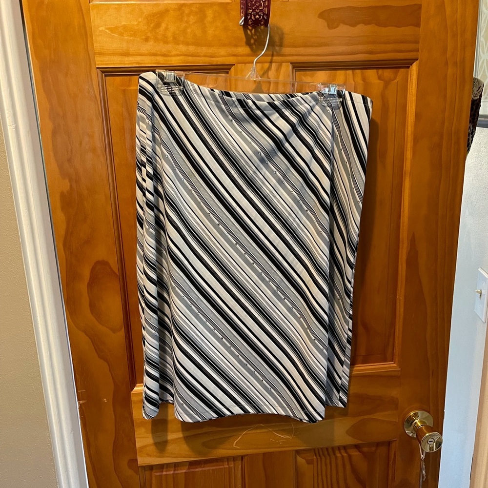 Express size L knee length skirt